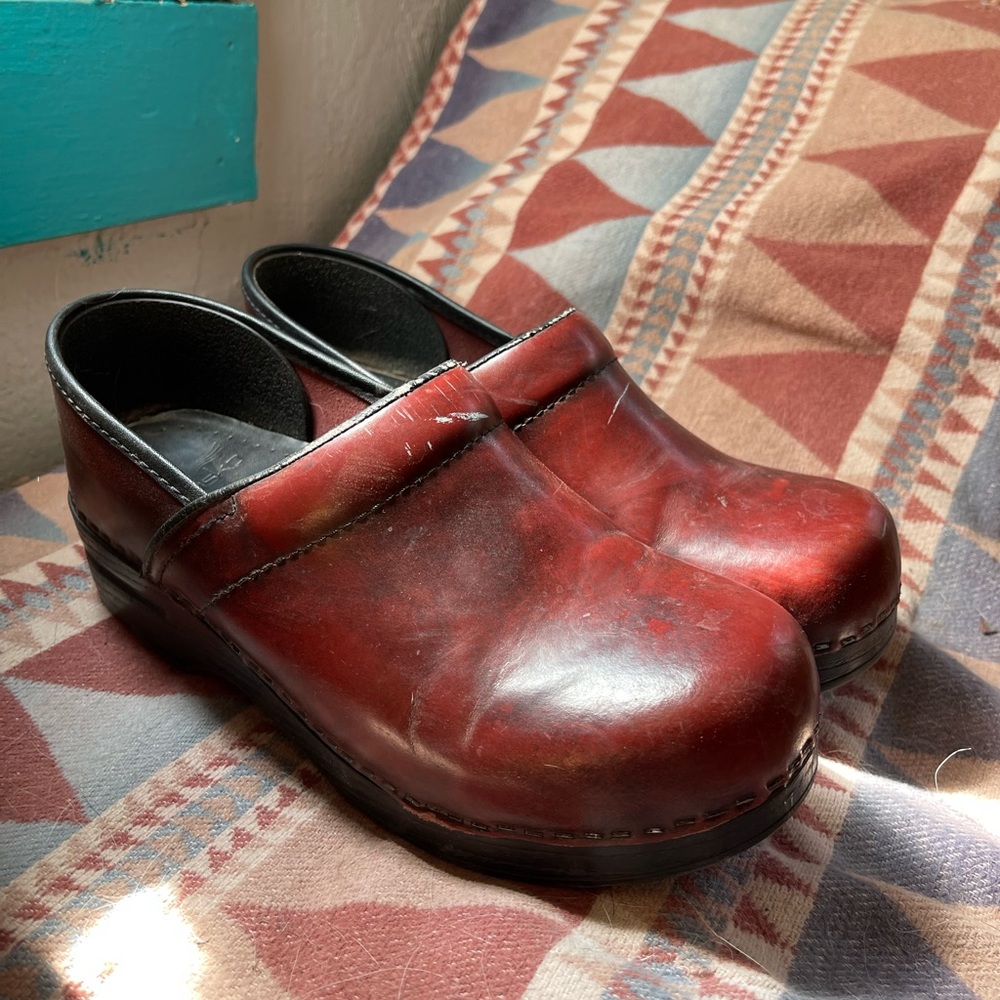 Dansko Clogs ~ SZ ~ 38
